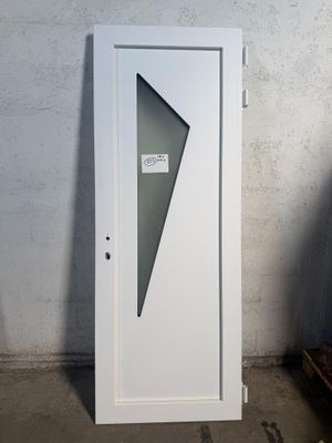 une image représentant une porte blanche avec un vitrage