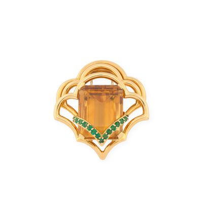 un gros plan d'une bague en or sertie d'une citrine