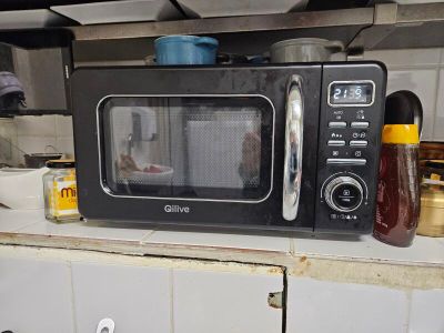 un micro-ondes posé sur un comptoir dans une cuisine