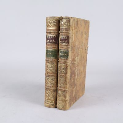 deux vieux livres sont empilés l'un sur l'autre sur une surface blanche