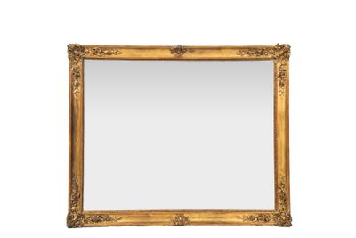 un miroir encadré d'or sur un mur blanc avec un fond blanc