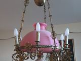 un lustre surmonté d'une tirelire en forme de cochon rose