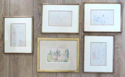 quatre tableaux encadrés accrochés au mur d'une pièce