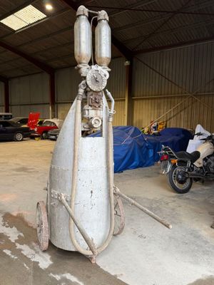 une photo d'un gros objet métallique dans un garage