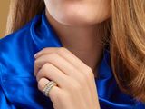 une femme qui porte un t-shirt bleu et une bague