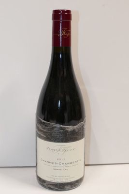 une bouteille de vin posée sur une table