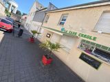 une voiture rouge garée devant un bâtiment