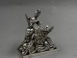 une figurine en argent représentant un homme à cheval