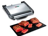 une photo d'un barbecue avec des steaks et de la viande sur une assiette noire