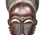 une image d'un masque en bois sur fond blanc