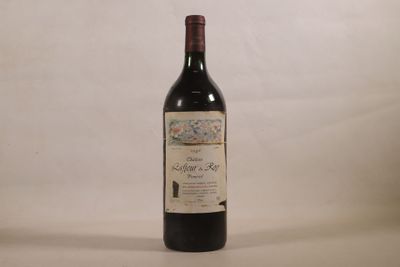une bouteille de vin posée sur une table