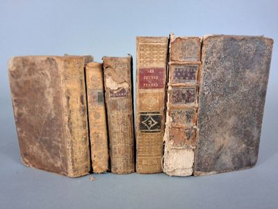 plusieurs vieux livres sont empilés sur une table