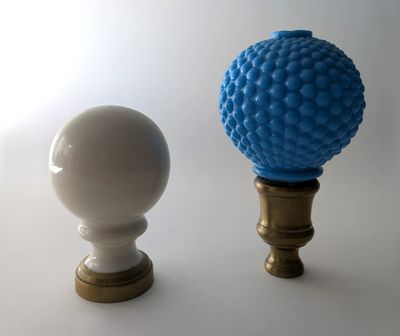 une paire de vases bleus et blancs posés sur une surface blanche