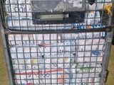 un chariot contenant beaucoup d'articles dans un entrepôt