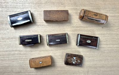 Collection de huit tabatières rectangulaires en bois, la plupart marqu