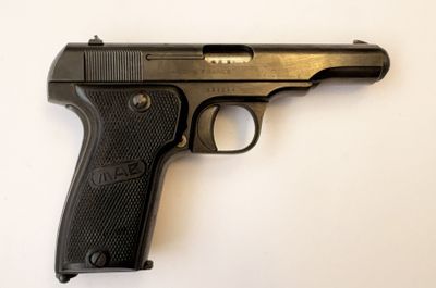 pistolet posé sur une surface blanche