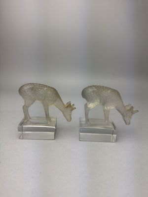 paire de figurines de cerfs plaquées argent sur des socles en lucine