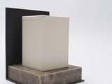 une boîte noire et blanche posée sur un bloc de pierre
