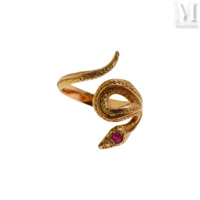 une photo d'une bague en or en forme de serpent, ornée d'un rubis au centre