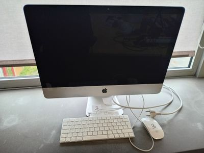 un ordinateur sur un bureau avec un clavier et une souris