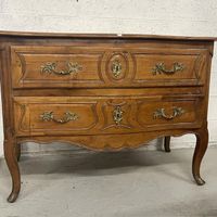 Une commode en bois fruitier ouvrant par deux larges tiroirs… (photo 2)