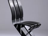 une image représentant une chaise noire avec une structure métallique