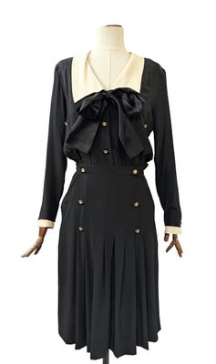 une robe noire avec un col blanc et un nœud dans le cou