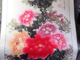 une photo d'un tableau de fleurs sur le mur