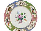 une assiette ornée d'un motif floral sur fond blanc