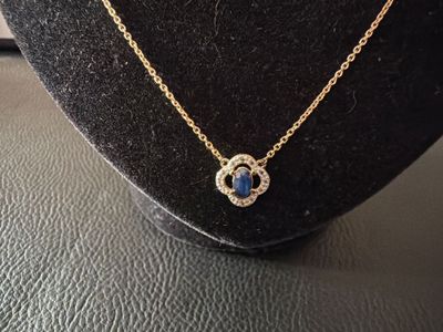 un gros plan d'un collier posé sur un mannequin exposé sur une table