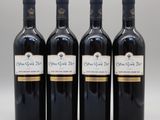 trois bouteilles de vin sont alignées sur une surface blanche