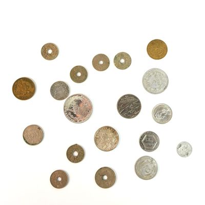un grand nombre de pièces qui se trouvent sur une surface blanche