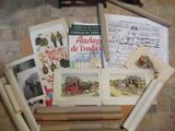 une pile de vieux livres posés sur une table