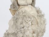 un chien en peluche assis sur une surface blanche