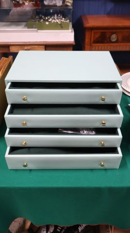 ERCUIS : partie de ménagère en coffret 4 tiroirs comprenant : 6 f...