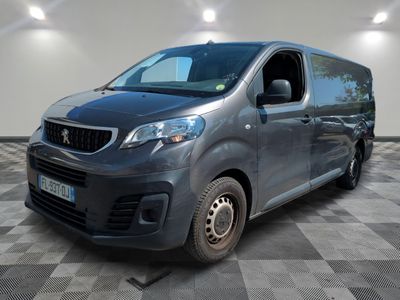 la camionnette grise est garée sur le sol en damier d'une pièce