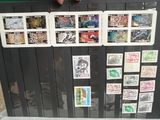 un réfrigérateur recouvert d'une multitude de timbres