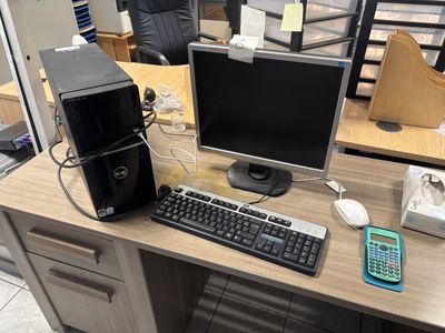 Ordinateur composé d'un moniteur PHILIPS, d'une unité centra…