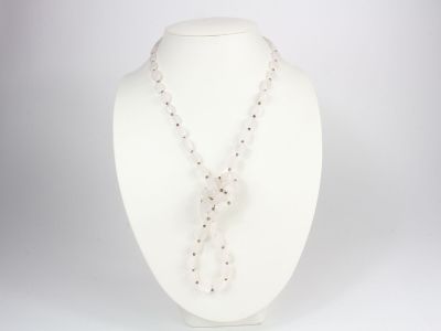 collier composé de perles de verre, orné d'un nœud, sur un mannequin