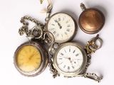 plusieurs types de montres de poche sur une surface blanche