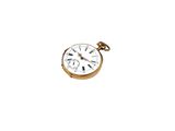 une montre de poche en or avec une chaîne, sur fond blanc