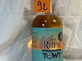 une bouteille de rhum posée sur une table
