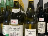 plusieurs bouteilles de vin sont alignées sur un comptoir