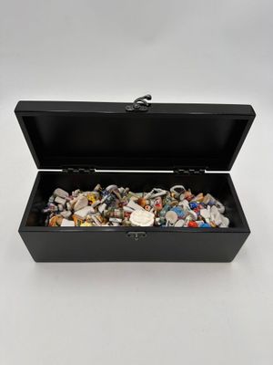 FÈVES. Lot très important dans une belle boîte laqué.