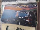 un lot de vieilles cartes postales posées sur une table