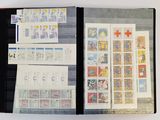 une photo d'un livre sur lequel figurent des timbres