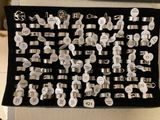 une photo d'un présentoir d'objets en argent et de bagues en argent