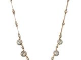 gros plan d'un collier sur fond blanc