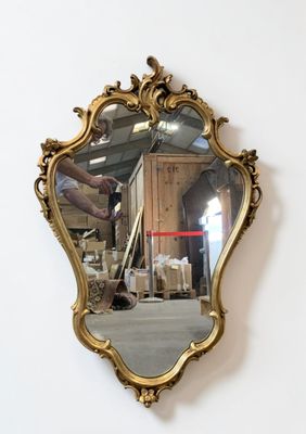 Miroir écusson en bois et stuc doré. Style Louis XV. - Photo 1