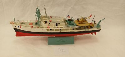une maquette de bateau exposée sur une surface blanche